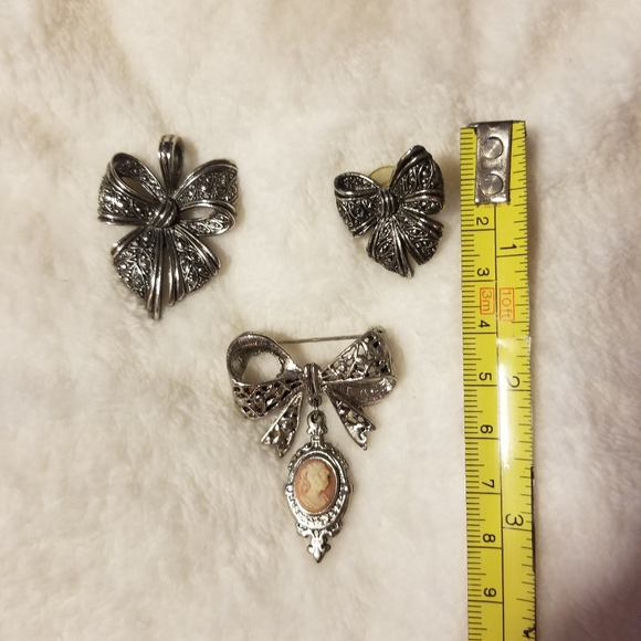 Jewelry - Picture 3 of 3